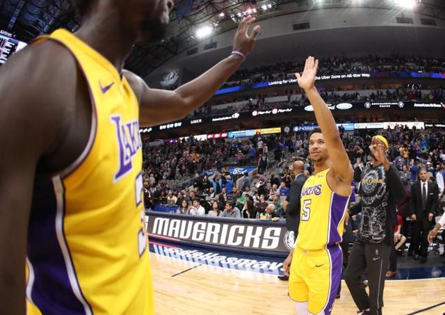  库里三分雨倾盆而下勇士客场轻取独行侠